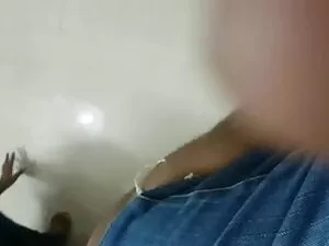 वह उसे बिल्ली एक सेक ...