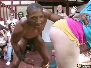 Kooney की मालिश हिंद ...