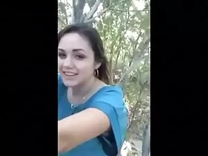 दो स्कूली लड़कियां स ...