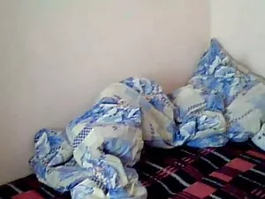 एक महिला के हाथों मे ...