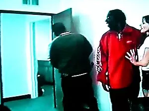 लड़की एक दोस्त के लि ...