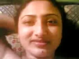 लड़की बिस्तर में फुल ...